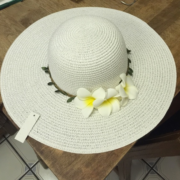 Other - 💰Sold in bundle💰White with flowers hat