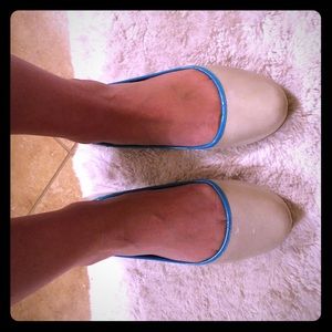 Kenneth Cole beige and turquoise slip on shoes