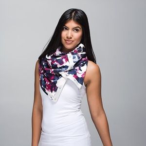 SOLD Lululemon NWOT Vinyasa scarf