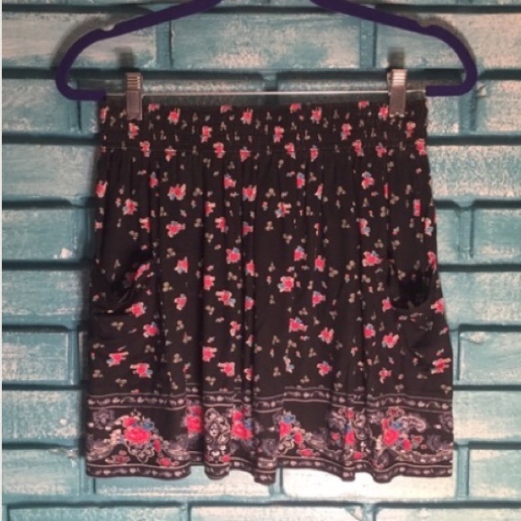 Floral Skirt with Pockets - Picture 2 of 4