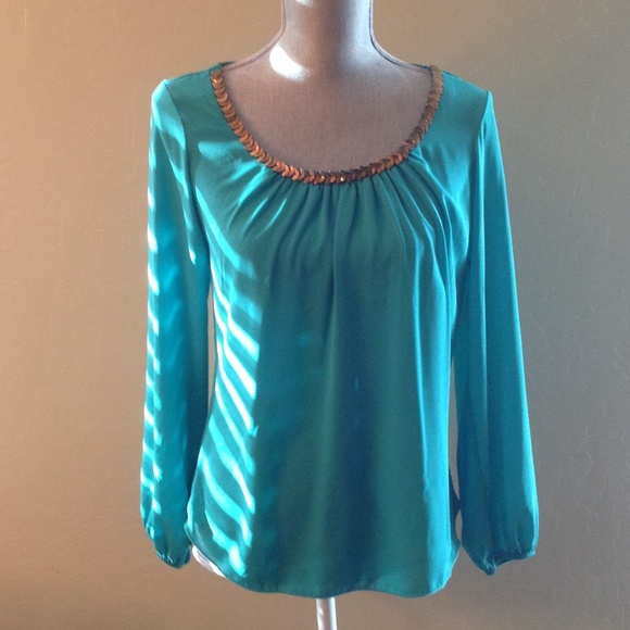 Green top with gold leafing on collar - Picture 2 of 3