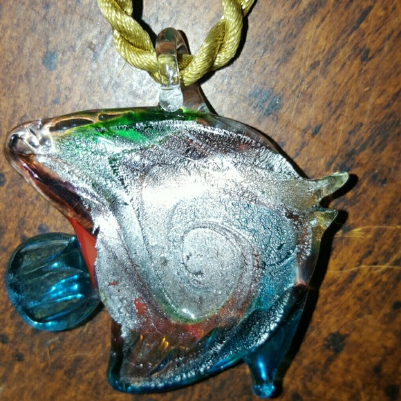 Nwt!Gorgeous glass fish pendant on gold rope - Picture 2 of 4