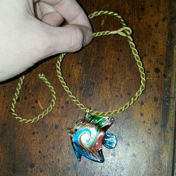 Nwt!Gorgeous glass fish pendant on gold rope - Picture 3 of 4