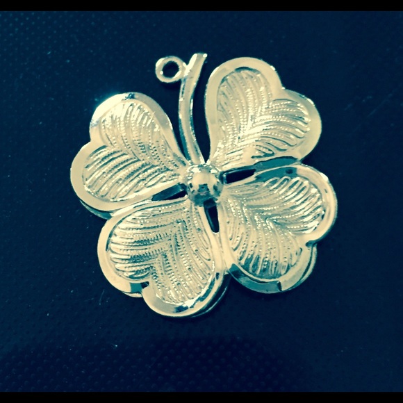 🍀 FOUR LEAF CLOVER CHARM 🍀