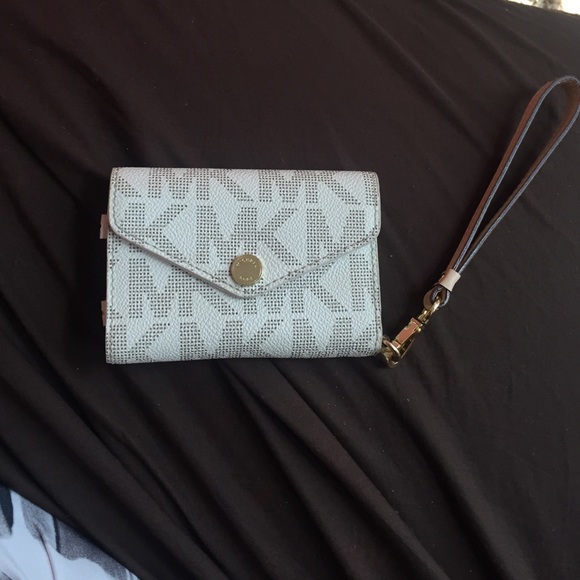 Phone wristlet for iPhone 4