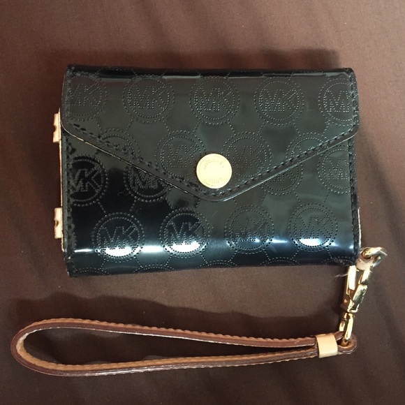 Phone wristlet for iPhone 4