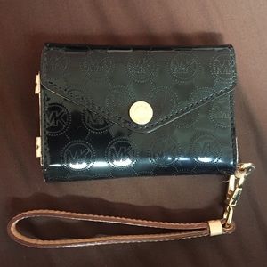 Phone wristlet for iPhone 4