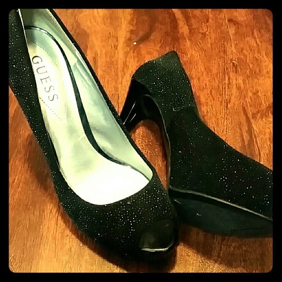 Great pair of Guess shoes, only warn 1 inside.