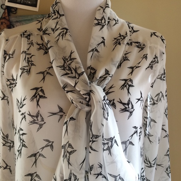 A beautiful chiffon blouse to pair with jeans! - Picture 2 of 4