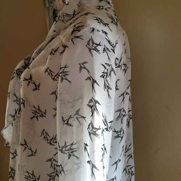 A beautiful chiffon blouse to pair with jeans! - Picture 3 of 4