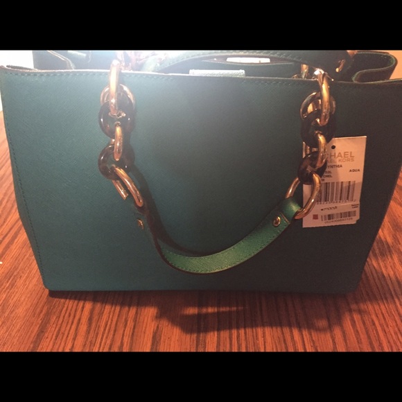 Kors medium cynthia satchel NWT - Picture 2 of 3