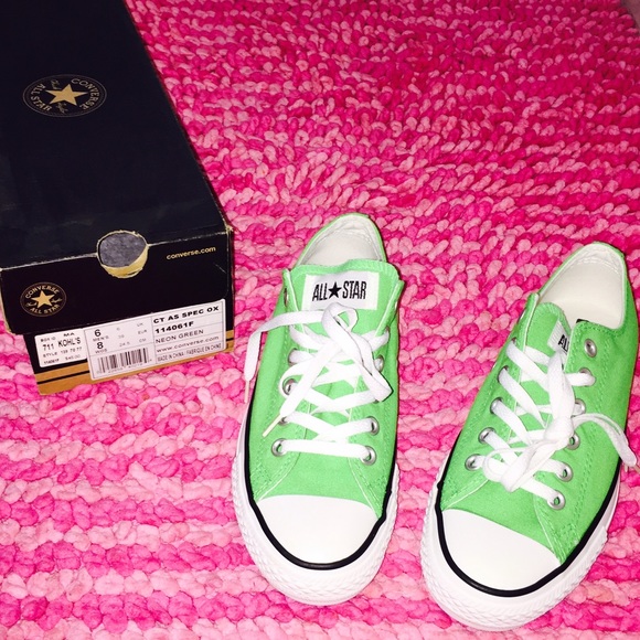 BRAND NEW LIME GREEN CONVERSE!! SIZE 6 Men (WO 8)