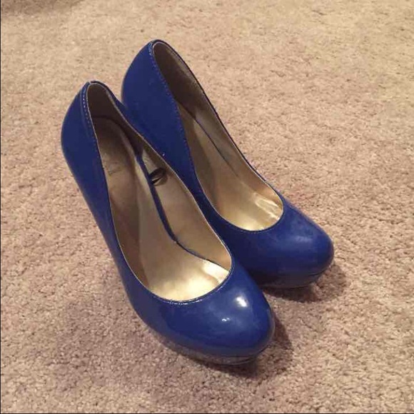 Sexy patent pumps