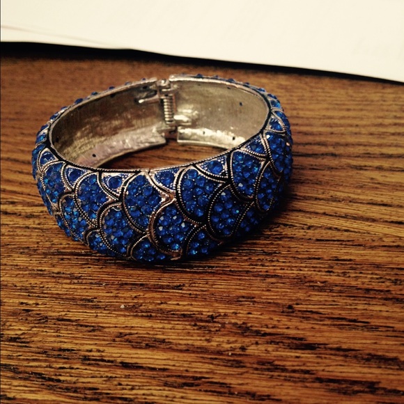 Blue Gem Scalloped Bangle