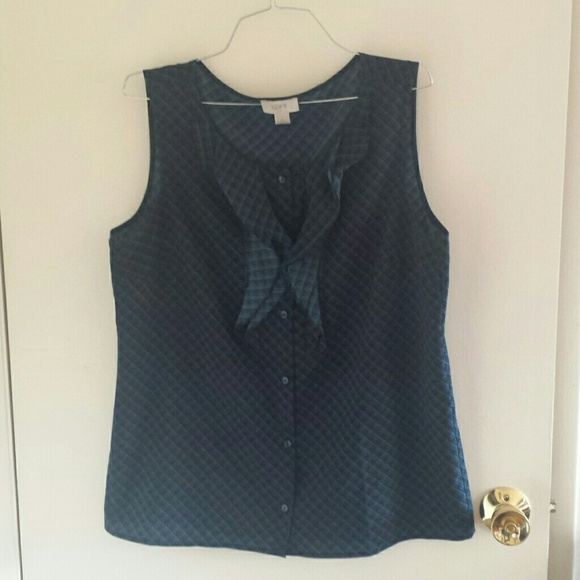 Sleeveless buttonup work shirt