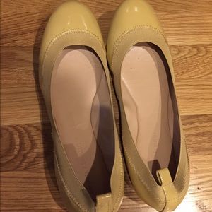Banana Republic Ballet Flats in Beige size 7