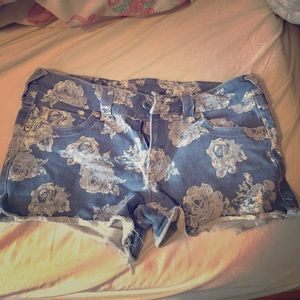 Floral-design denim shorts!