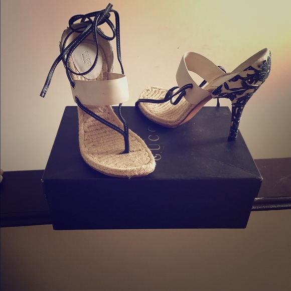 Gucci thong cream and black leather sandals