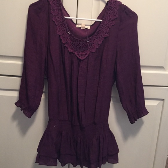 Blouse with lace collar