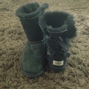 Black Bailey bow uggs