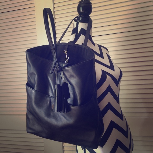 Coach Handbags - 🔴HUGE SALE🔴COACH BAG🔴DEEP & ROOMY🔴SUPER SOFT🔴