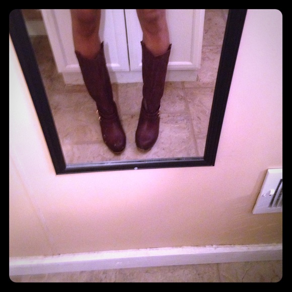 Tall burgundy boots - Picture 1 of 3