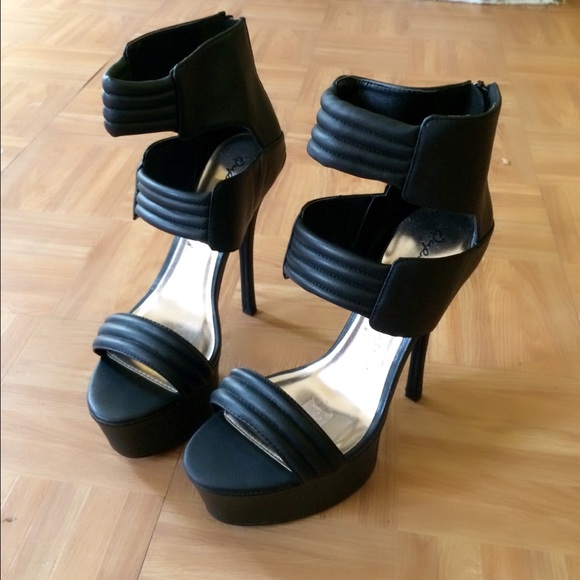 Black platform sandal