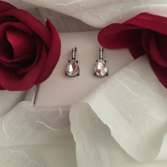 Jewelry - 🌹Vintage Pear Shaped Earrings set in Dark Metal🌹