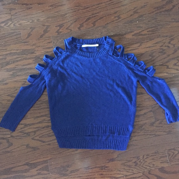 Lf shoulder cut out sweater