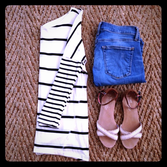 ❌SOLD❌ Black and White Striped Top