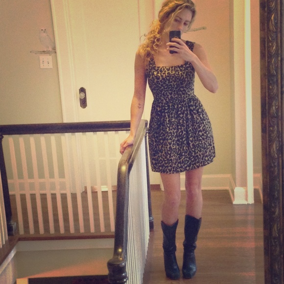 Size 4 Topshop Leopard print mini w/ back zipper