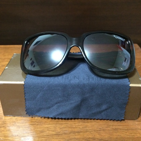 💁🏻NEWYEAR SALE: Chanel Bow Sunglasses