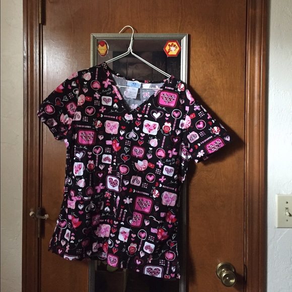 SCRUB TOP