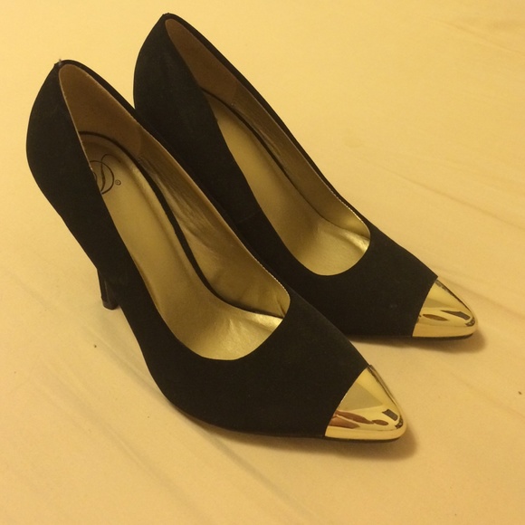 Black pumps with gold toe
