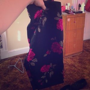 A pair of high waisted leggings with roses on it