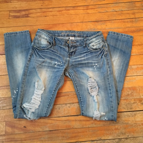 Destroyed skinny jeans and white skinny jeans