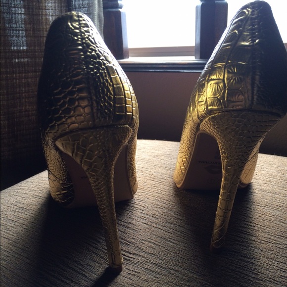 Size 7.5 gold Python heels - Picture 2 of 4