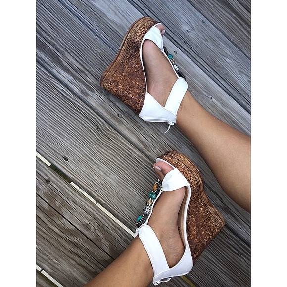 SOLD❗️Tribal jeweled wedges - Picture 4 of 4