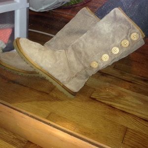Beautiful tan UGGs!
