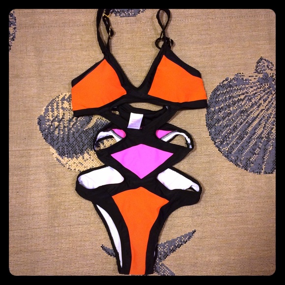 Cut Out Monikini