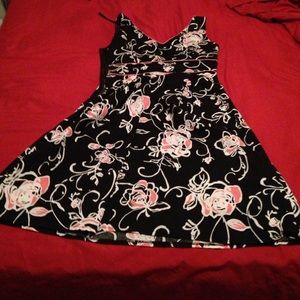 Beautiful 👗! Falls right below the knee.