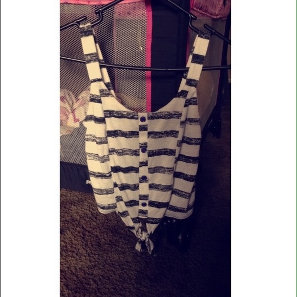 Black && white tank-top 💁🏼