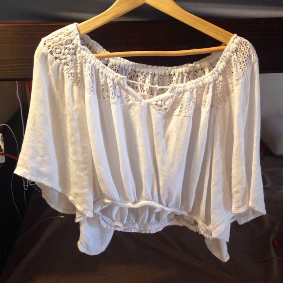 flowy white top, also on ♏️ercari