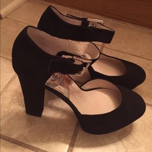 Authentic Michael kors heels size 5.5