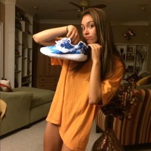 Never worn nike Roshe Run on clouds size 7 women's