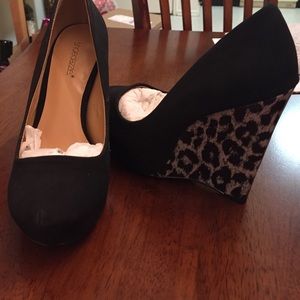 Black with leopard wedges