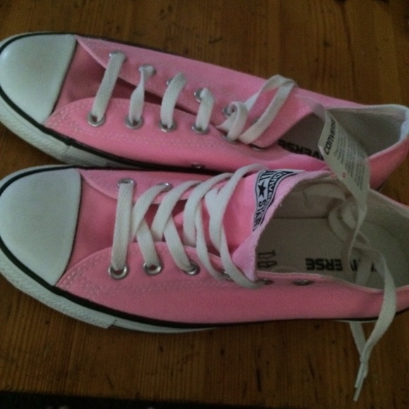 Pink low top converse
