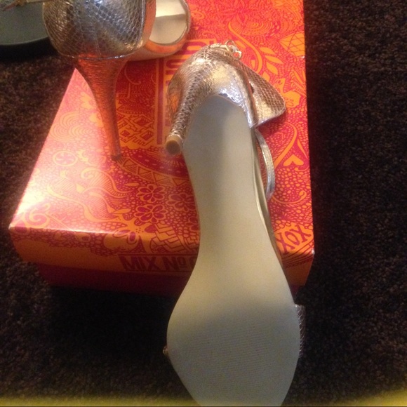 Mix #6 gold stepping out show - Picture 3 of 4