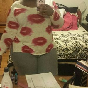 Light weight kissy lips knit top