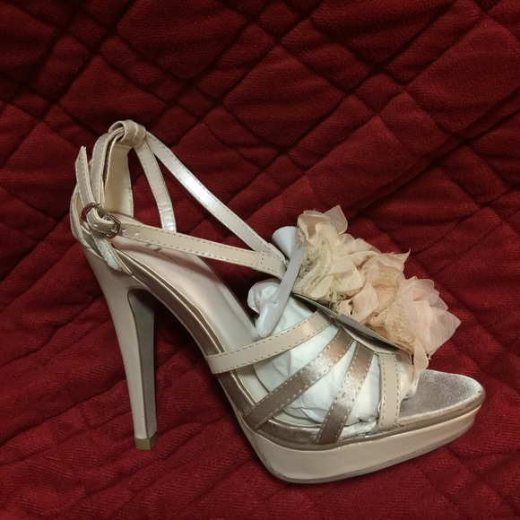 Shi by Journeys Nude Heels 8.5